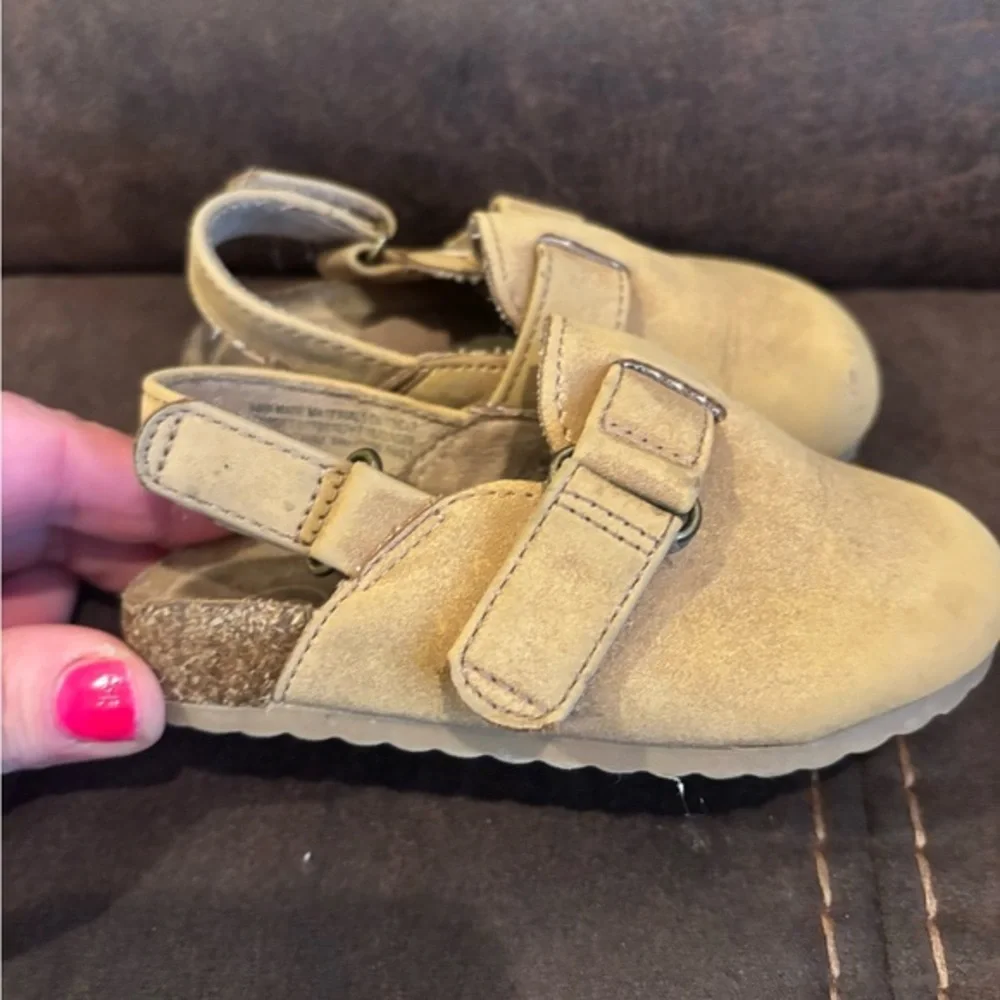10/$20🔥Kids Tan Shoes‎ Cat & Jack  /toddler